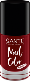 Sante Kynsilakka; pullo Sante Naturkosmetik -vegaanista kynsilakkaa täytettynä syvänpunaisella lakalla; etiketissä lukee Nail Color ja Vegan; pullossa suorakaiteen muotoinen musta kansi, läpinäkyvä lasipohja näyttää kiiltävän syvänpunaisen nesteen, sekä vähäistä valkoista groteskitekstiä etiketissä; ei ihmisiä tai käsiä; neutraali tausta, studiotuotekuva.