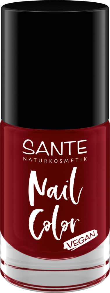 Sante Kynsilakka; pullo Sante Naturkosmetik -vegaanista kynsilakkaa täytettynä syvänpunaisella lakalla; etiketissä lukee Nail Color ja Vegan; pullossa suorakaiteen muotoinen musta kansi, läpinäkyvä lasipohja näyttää kiiltävän syvänpunaisen nesteen, sekä vähäistä valkoista groteskitekstiä etiketissä; ei ihmisiä tai käsiä; neutraali tausta, studiotuotekuva.