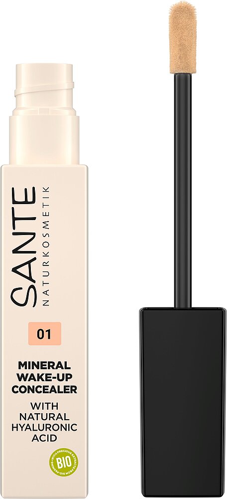 Sante Nestemäinen Peitevoide; tuubi Sante Mineral Wake-Up Concealer -peitevoidetta mustalla sivellinapplikaattorilla; tuubi sylinterin muotoinen muovia mattapinnalla; etiketin kirjasin selkeä groteski valkoisella ja mustalla; luettavissa sävy 01 ja maininta luonnollisesta hyaluronihaposta, mineraalipigmenteistä ja bio-ainesosista; tuote valkoista taustaa vasten studiokuvassa; ei ihmisiä tai käsiä.