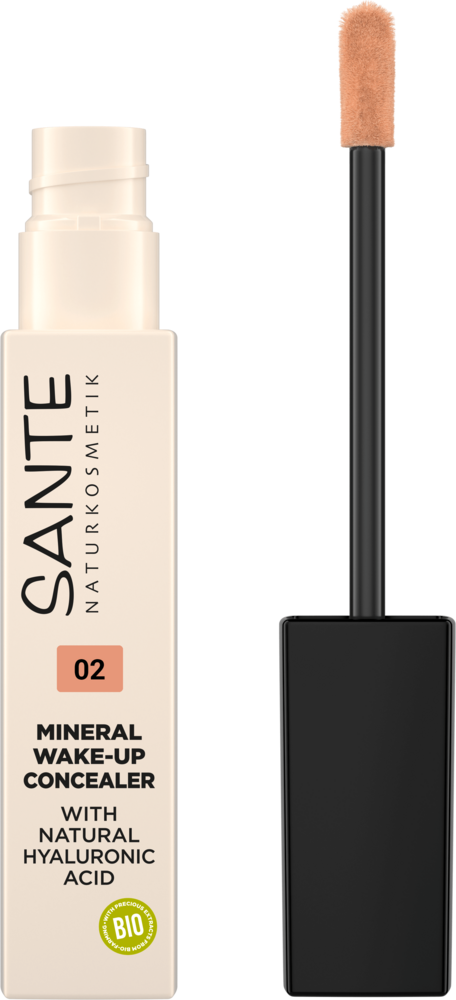 Sante Nestemäinen Peitevoide; tuubi Sante Mineral Wake-Up Concealer -peitevoidetta hipiäsivellinapplikaattorilla, merkitty sävyllä 02 ja rikastettu luonnollisella hyaluronihapolla; pakkaus vaaleanbeige kiiltävän mustan korkin kera, vihreä BIO-symboli näkyvissä; etikettitekstissä tuotenimi ja koostumustiedot groteskikirjasimella; ei ihmisiä tai käsiä; tausta valkoinen studioasetelma.