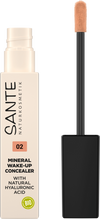 Tuubi Sante Mineral Wake-Up Concealer -peitevoidetta mustalla korkilla ja kiinnitetyllä levitinsauvalla. Pakkaus on lieriömäinen, muovia ja kiiltäväpintainen. Pääetiketissä on pääteviivatonta tekstiä, jossa mainitaan luettavasti luonnollinen hyaluronihappo, luomusertifiointi ja mineraaliperäiset ainesosat. Ihmisiä tai käsiä ei näy. Tuote on kuvattu yksivärisellä taustalla lähikuvassa.