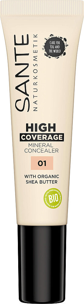 Sante Peitevoide; tuubi Sante Naturkosmetik High Coverage Mineral Concealer 01 -peitevoidetta luomu-shea-voilla ja ravitsevin mineraalein; pakkaus beigeä muovia sileällä mattapinnalla, mustaa groteskitekstiä ja kiiltävä musta korkki; pyöreä BIO-sertifiointimerkki näkyvissä tuubissa; tuote kuvattu yksinään valkoisella taustalla tasaisessa valaistuksessa.