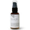 sauna/ing Sauna Hair Oil; ruskea pullo Sauna Hair Oil -hiusöljyä, musta pumppuannostelija ja valkoinen etiketti, joka esittää ravitsevat ainesosat ja tuotetiedot; pullo lieriömäinen kiiltäväpinnalla, muovinen; valkoisessa etiketissä mustaa groteskitekstiä isoin kirjaimin brändinimelle ja tuotetyypille; tausta valkoinen, ei ihmisiä tai käsiä, lähikuva.