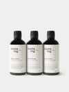 sauna/ing Sauna Scent Spruce & Grape; kolme mustaa mattapintaista pulloa seisoo rinnakkain; jokaisessa selkeä moderni typografia sauna /ing ja tuoksujen nimet: Juniper & Spruce, Pine & Lavender ja Eucalyptus & Grapefruit; pullot lieriömäisiä yhtenevin mustin kansin; tausta valkoinen.