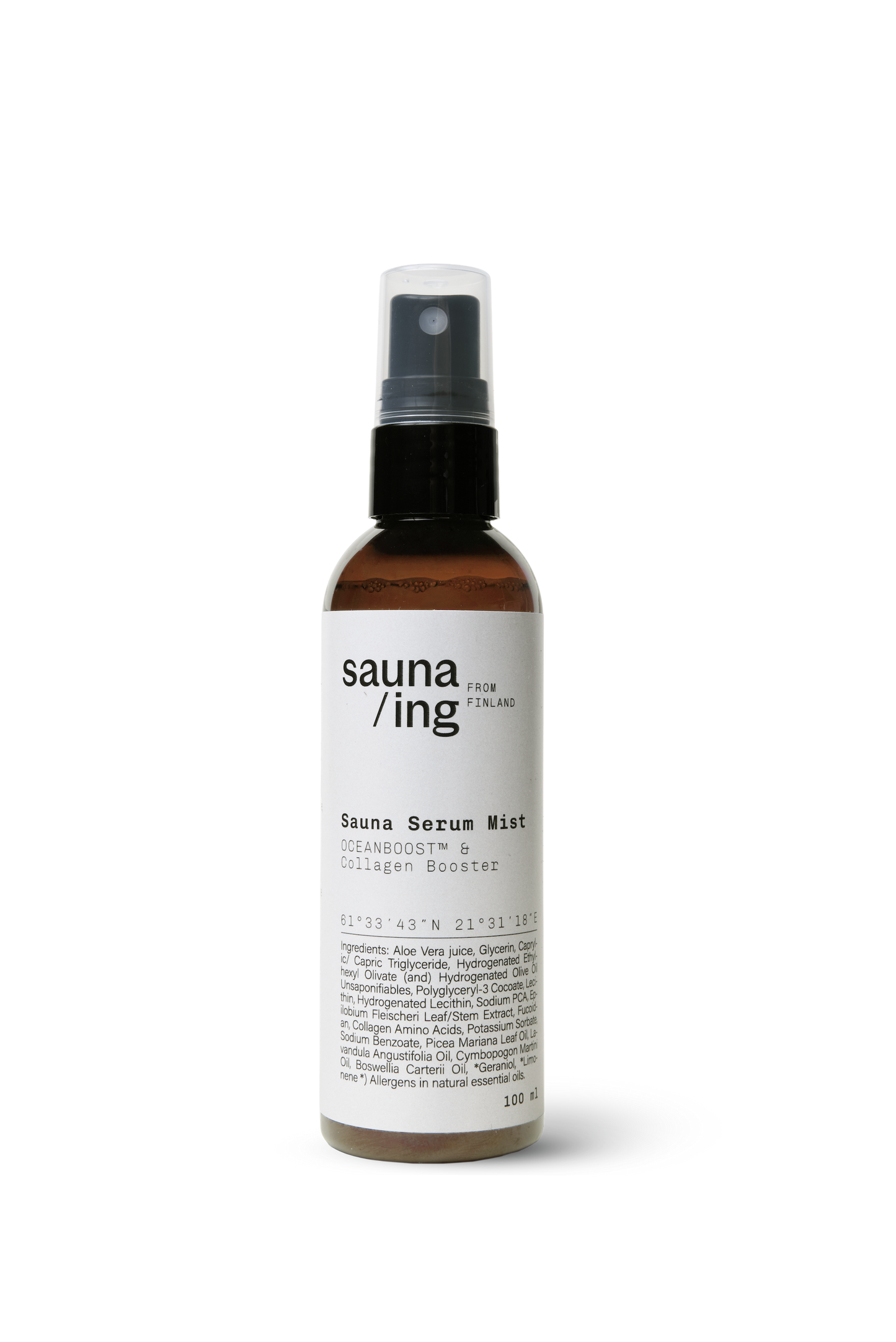 sauna/ing Sauna Serum Mist; ruskea lieriömäinen pullo mattapinnalla, musta muovinen suihkesuutin ja valkoinen suorakaiteen muotoinen etiketti; teksti yksinkertaisella groteskifontilla Sauna Serum Mist sekä maininta OCEANBOOST™ #4 Collagen Booster; pullon koko 100 ml; neutraali tausta, ei ihmisiä tai käsiä; tuote sisältää kollageenia tehostavia ravitsevia ainesosia.