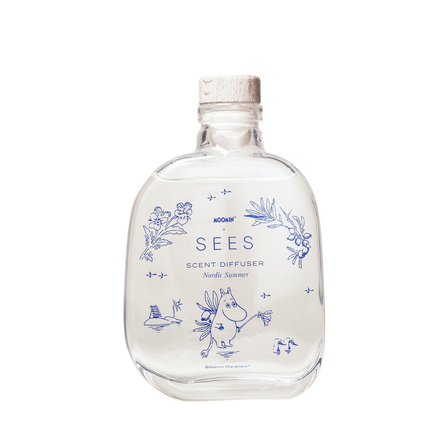 SEES x Moomin Room Diffuser Nordic Summer; kirkas lasipullo puisella korkilla, tekstillä MOOMIN SEES SCENT DIFFUSER Nordic Summer isoin groteskikirjaimin; pullo lieriömäinen kiiltäväpinnalla, sinistä viivataidetta kukista, linnuista ja muumihahmosta etuosassa; läpinäkyvä neste näkyvissä sisällä; tuote kuvattu vaalealla taustalla, ei ihmisiä tai käsiä.