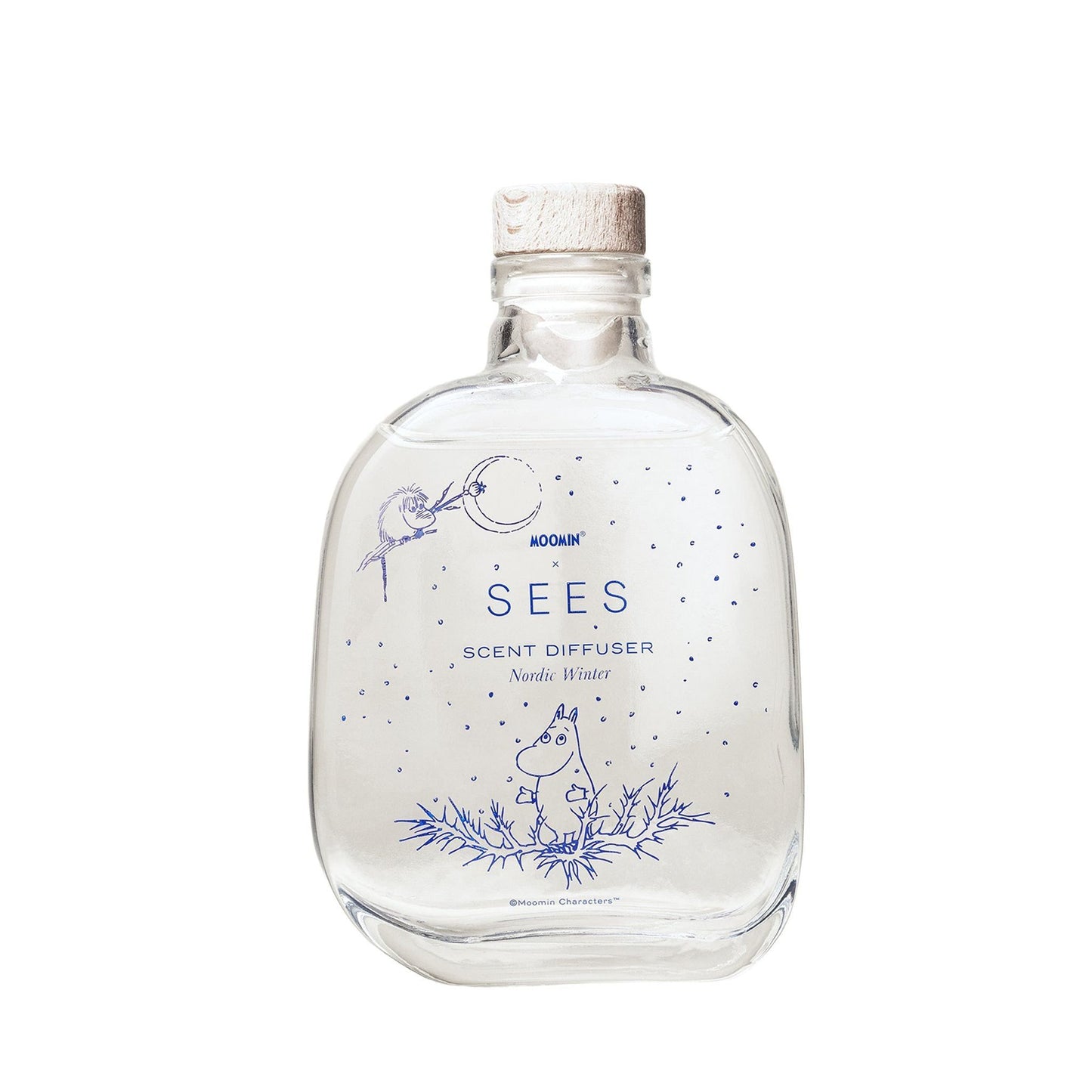 SEES x Moomin Room Diffuser Nordic Winter; kirkas lasipullo puisella korkilla, tekstillä MOOMIN SEES SCENT DIFFUSER Nordic Winter; lieriömäinen muoto, sileä kiiltäväpinta; etiketissä sinistä isokokoista groteskitekstiä ja yksinkertainen sininen kuvitus muumihahmosta, talvisia oksia ja pieniä pisteitä; ei ihmisiä tai käsiä; neutraali yksinkertainen tausta; tuote keskitettynä kuvaan.