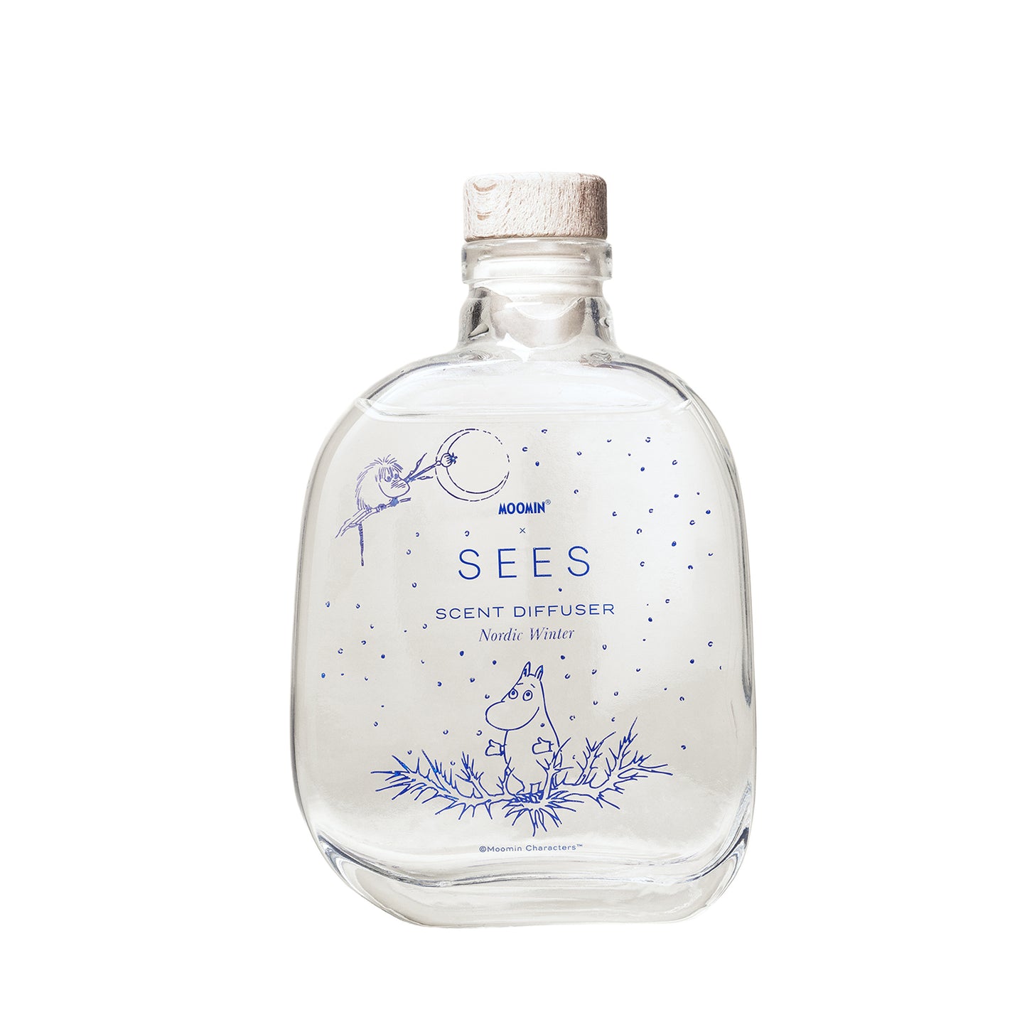SEES x Moomin Room Diffuser Nordic Winter; kirkas lasipullo puisella korkilla, tekstillä MOOMIN SEES SCENT DIFFUSER Nordic Winter; lieriömäinen muoto, sileä kiiltäväpinta; etiketissä sinistä isokokoista groteskitekstiä ja yksinkertainen sininen kuvitus muumihahmosta, talvisia oksia ja pieniä pisteitä; ei ihmisiä tai käsiä; neutraali yksinkertainen tausta; tuote keskitettynä kuvaan.