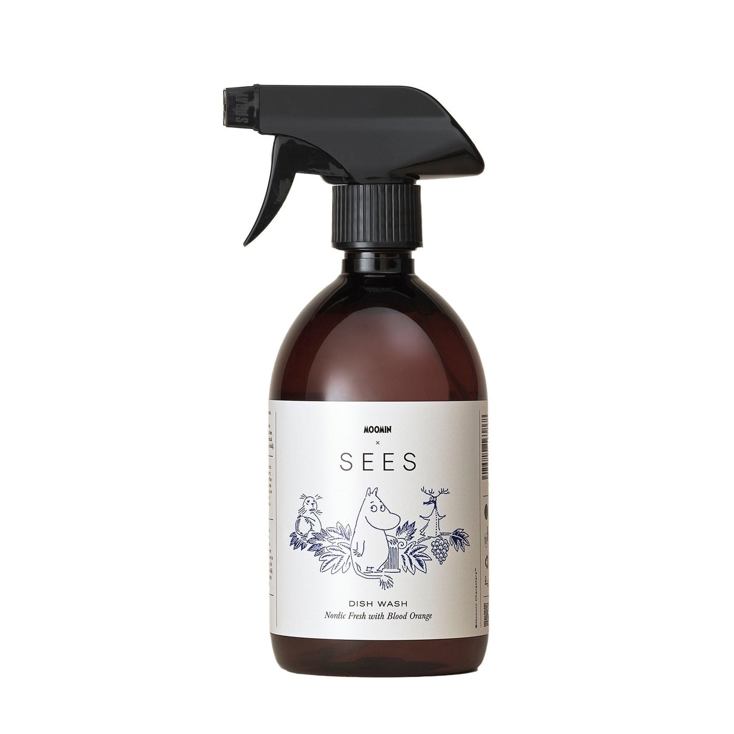 SEES x Moomin Dish Wash Spray; ruskea pullo SEES-tiskiainetta mustalla suihkesuuttimella; etiketissä painettuja muumihahmokuvituksia ja pääosin groteskityypografiaa; luettavassa tekstissä maku Blood Orange ja North Fresh; etiketti mattapintainen, pullo lieriömäinen, tausta neutraali; ei ihmisiä tai käsiä kuvassa.