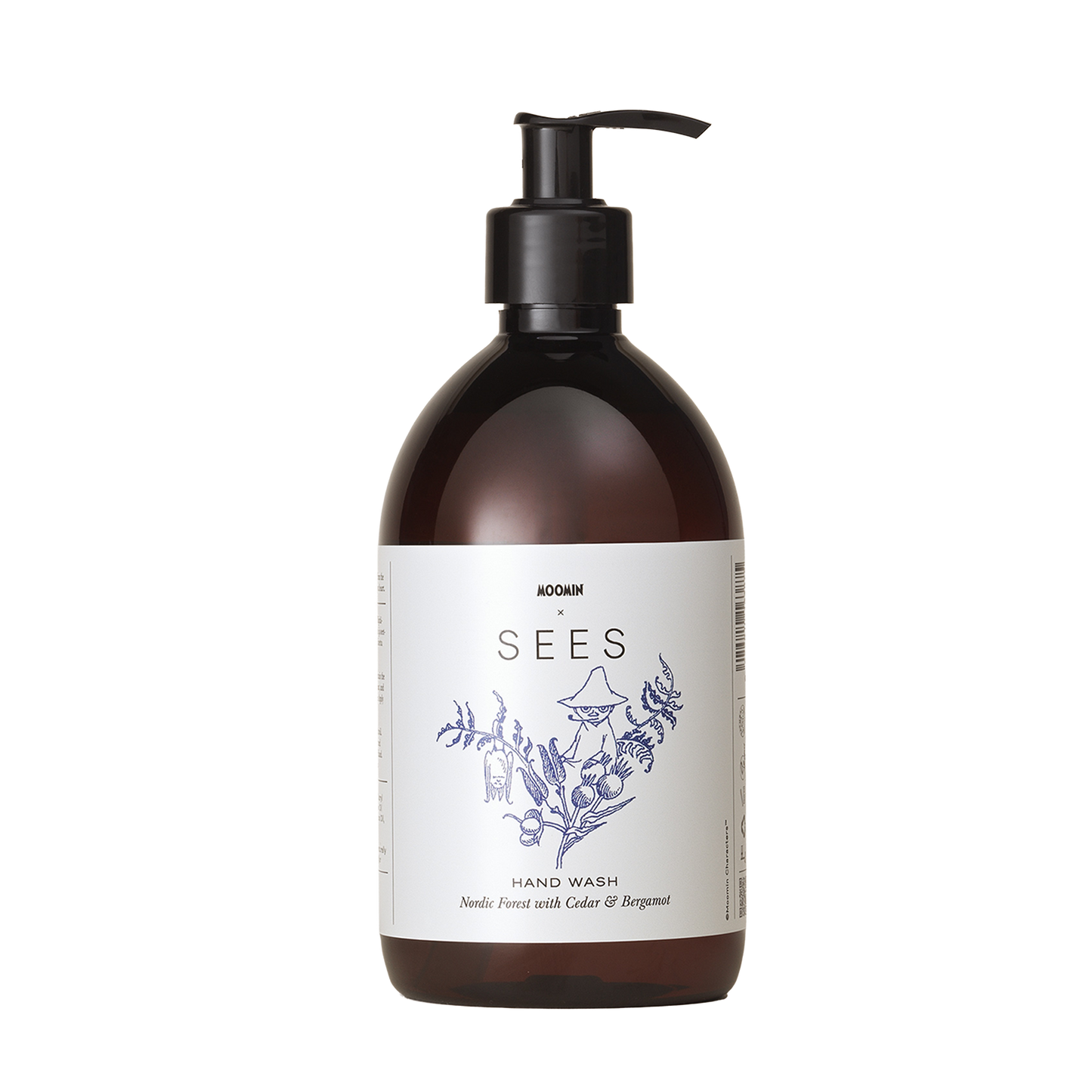 SEES x Moomin Hand Wash; ruskea muovinen pumppupullo mattapinnalla pystyssä valkoista taustaa vasten; pullossa musta pumppuannostelija ja painettuja kasvikuvituksia etuetiketissä; etikettitekstissä SEES HAND WASH, Noble Forest, Cedar & Bergamot; groteskityypografia läpi tuotteen; ei ihmisiä tai muita esineitä kuvassa.