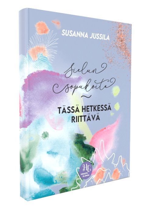 Hidasta Elämää Sielun Sopukoita Lahjaboksi; kirja tekstillä "Sielun sopukoita tässä hetkessä riittävää" kirjoittajalta Susanna Jussila, suorakulmainen muoto, pehmeä pastellisävyinen vesiväriabstrakti kansi vaaleanpunaisin, sinisin ja violetein sävyin, mattapintainen; nimeke ja tekijän nimi painettu tyylikkäällä käsialafontilla; ei näkyvää pakkausta; kirja vaalealla taustalla suoraan edestä kuvattuna.