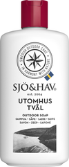 Sjö&Hav Nestesaippua; valkoinen pullo tekstillä ”SJÖ & HAV Outdoor Soap” punaisella korkilla, alaosassa luontoaiheinen kuva ja Ruotsin lippu; muovinen lieriömäinen astia mattapinnalla ja pelkistetty ulkoasu; groteskikirjasinta lohkoina mustana ja sinisenä; etiketissä korostetaan ruotsalaista käsityötaitoa, monikielistä tekstiä ja pyöreä ”Swedish Outdoor Care” -logo yläosassa; tausta tasainen, ei ihmisiä tai toimintaa näkyvissä.