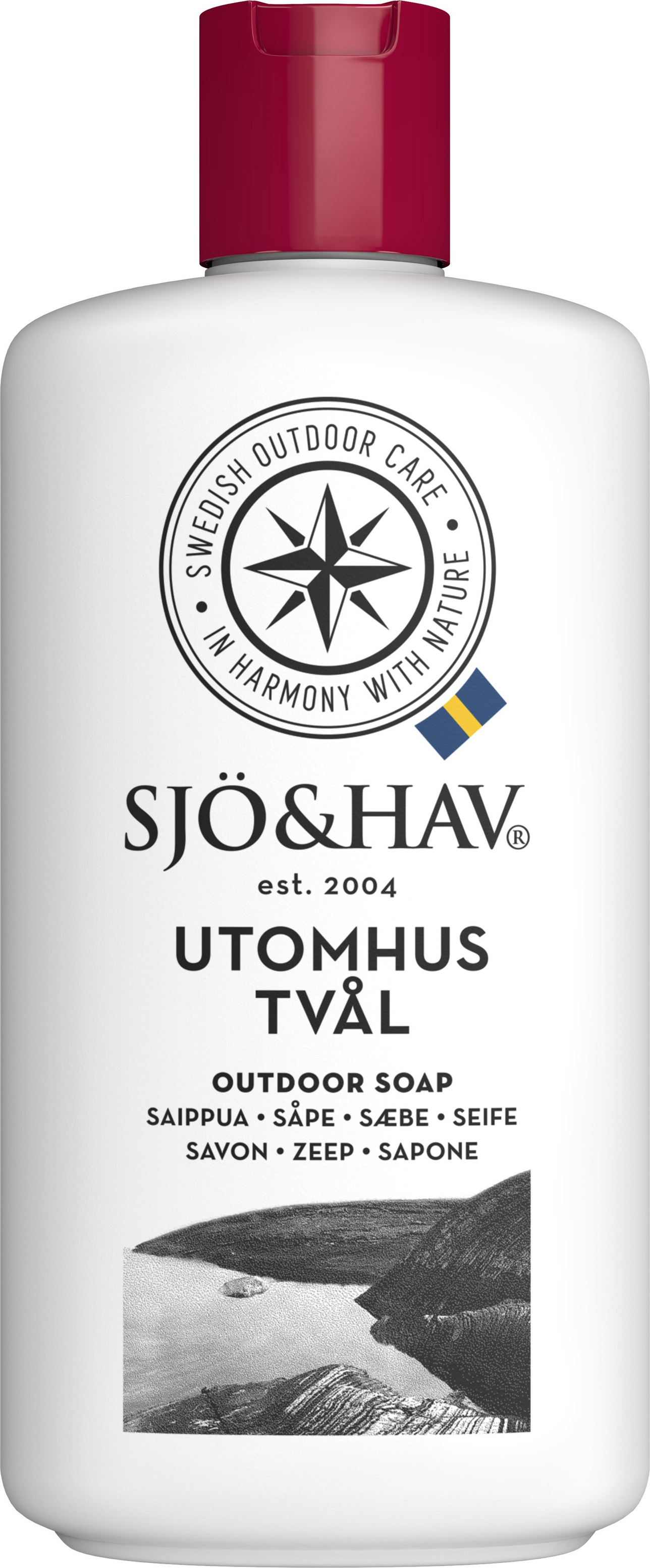 Sjö&Hav Nestesaippua; valkoinen pullo tekstillä ”SJÖ & HAV Outdoor Soap” punaisella korkilla, alaosassa luontoaiheinen kuva ja Ruotsin lippu; muovinen lieriömäinen astia mattapinnalla ja pelkistetty ulkoasu; groteskikirjasinta lohkoina mustana ja sinisenä; etiketissä korostetaan ruotsalaista käsityötaitoa, monikielistä tekstiä ja pyöreä ”Swedish Outdoor Care” -logo yläosassa; tausta tasainen, ei ihmisiä tai toimintaa näkyvissä.