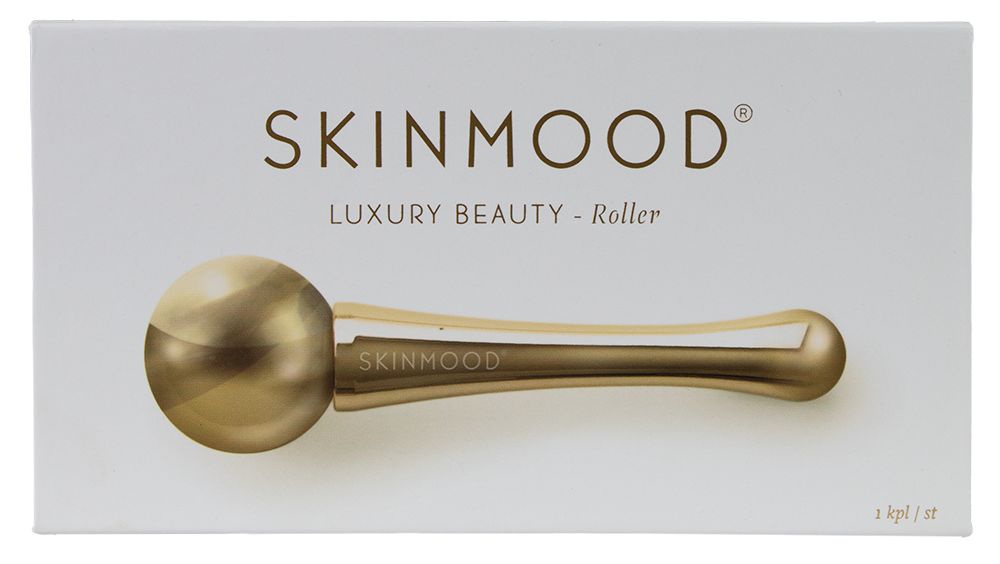 Kultainen kasvorulla, jossa merkintä SKINMOOD ja teksti Luxury Beauty - Roller, esiteltynä tyylikkäästi valkoisella pakkauksella, sopii kohottamaan ihonhoitorutiinia; kultainen lieriömäinen rullatyökalu metallisella viimeistelyllä; kahvassa selkeä musta groteskiteksti SKINMOOD ja Luxury Beauty - Roller; rullassa pyöristetyt päät; valkoinen suorakaiteen muotoinen rasiatausta, ei ihmisiä tai käsiä; studiovalaistus tasaisella pinnalla.