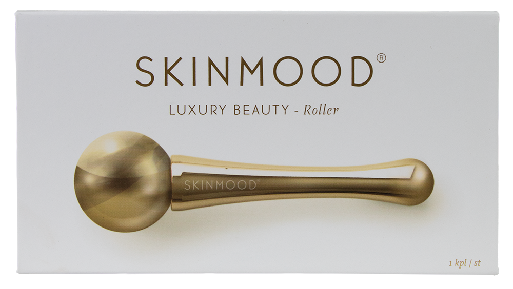 Kultainen kasvorulla, jossa merkintä SKINMOOD ja teksti Luxury Beauty - Roller, esiteltynä tyylikkäästi valkoisella pakkauksella, sopii kohottamaan ihonhoitorutiinia; kultainen lieriömäinen rullatyökalu metallisella viimeistelyllä; kahvassa selkeä musta groteskiteksti SKINMOOD ja Luxury Beauty - Roller; rullassa pyöristetyt päät; valkoinen suorakaiteen muotoinen rasiatausta, ei ihmisiä tai käsiä; studiovalaistus tasaisella pinnalla.