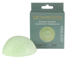 SkinMood Magical Konjac Sponge Aloe -pesusieni pakkauksensa edessä; vaaleanvihreä, soikea ja sileäpintainen sieni; SKINMOOD Aloe Vera -pakkauksessa kultaista tekstiä sekä pyöreä sertifiointimerkki etupuolella; pahvipakkaus vaaleanvärinen, siisti ja minimalistinen; kuvattu neutraalia taustaa vasten, ei ihmisiä tai käsiä näkyvissä.