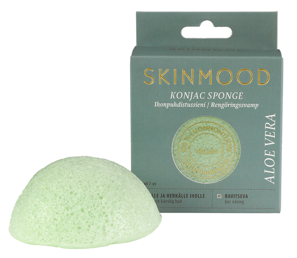 SkinMood Magical Konjac Sponge Aloe -pesusieni pakkauksensa edessä; vaaleanvihreä, soikea ja sileäpintainen sieni; SKINMOOD Aloe Vera -pakkauksessa kultaista tekstiä sekä pyöreä sertifiointimerkki etupuolella; pahvipakkaus vaaleanvärinen, siisti ja minimalistinen; kuvattu neutraalia taustaa vasten, ei ihmisiä tai käsiä näkyvissä.