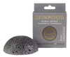 SkinMood Magical Konjac Sponge Bamboo Charcoal -pesusieni; musta, pyöreä ja mattapintainen sieni pystyssä suorakulmaisen pakkauksensa edessä; pakkauksessa kultaista ja valkoista tekstausvapaata tekstiä sekä pyöreitä vegaani- ja luonnontuotemerkkejä; molemmat kuvattu valkoista taustaa vasten, ei ihmisiä tai käsiä näkyvissä.