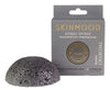SkinMood Magical Konjac Sponge Bamboo Charcoal -pesusieni; musta, pyöreä ja mattapintainen sieni pystyssä suorakulmaisen pakkauksensa edessä; pakkauksessa kultaista ja valkoista tekstausvapaata tekstiä sekä pyöreitä vegaani- ja luonnontuotemerkkejä; molemmat kuvattu valkoista taustaa vasten, ei ihmisiä tai käsiä näkyvissä.