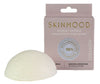 SkinMood Magical Konjac Sponge Collagen -pesusieni; valkoinen, kupolinmuotoinen ja mattapintainen huokoinen sieni vaaleanpunaisen SKINMOOD-pakkauksen vieressä; pakkauksessa teksti "KONJAC SPONGE" ja "COLLAGEN" suomeksi ja ruotsiksi sekä pyöreä leima "100% LUONNONTUOTE"; lihavoitua mustaa tekstausvapaata tekstiä etupuolella; lähikuva yksiväristä taustaa vasten, ei ihmisiä tai käsiä näkyvissä.
