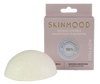 SkinMood Magical Konjac Sponge Collagen -pesusieni; valkoinen, kupolinmuotoinen ja mattapintainen huokoinen sieni vaaleanpunaisen SKINMOOD-pakkauksen vieressä; pakkauksessa teksti "KONJAC SPONGE" ja "COLLAGEN" suomeksi ja ruotsiksi sekä pyöreä leima "100% LUONNONTUOTE"; lihavoitua mustaa tekstausvapaata tekstiä etupuolella; lähikuva yksiväristä taustaa vasten, ei ihmisiä tai käsiä näkyvissä.