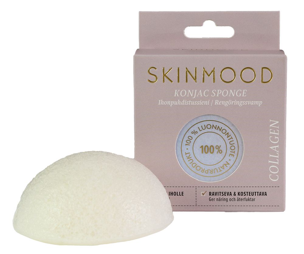 SkinMood Magical Konjac Sponge Collagen -pesusieni; valkoinen, kupolinmuotoinen ja mattapintainen huokoinen sieni vaaleanpunaisen SKINMOOD-pakkauksen vieressä; pakkauksessa teksti "KONJAC SPONGE" ja "COLLAGEN" suomeksi ja ruotsiksi sekä pyöreä leima "100% LUONNONTUOTE"; lihavoitua mustaa tekstausvapaata tekstiä etupuolella; lähikuva yksiväristä taustaa vasten, ei ihmisiä tai käsiä näkyvissä.