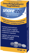 Snoreeze Imeskelytabletti; rasia Snoreeze-imeskelytabletteja suomen- ja ruotsinkielisin merkinnöin, suunniteltu vähentämään päivittäistä kuorsausta; rasia suorakulmainen mattapinnalla sinisissä, valkoisissa ja oranssin sävyissä; neljä pyöreää tablettia näkyvissä etupuolella; pakkaus näyttää tuotehyötyjä groteskikirjasimella; ei ihmisiä tai käsiä, tausta valkoinen, studiokuva.