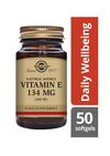 Solgar E-vitamiini 134 mg -pullo (200 IU), meripihkanvärinen lasi, kultainen metallikierrekorkki, mattapaperietiketti; punainen "Daily Wellbeing"-nauha, 50 pehmeäkapselia, musta-kultainen teksti