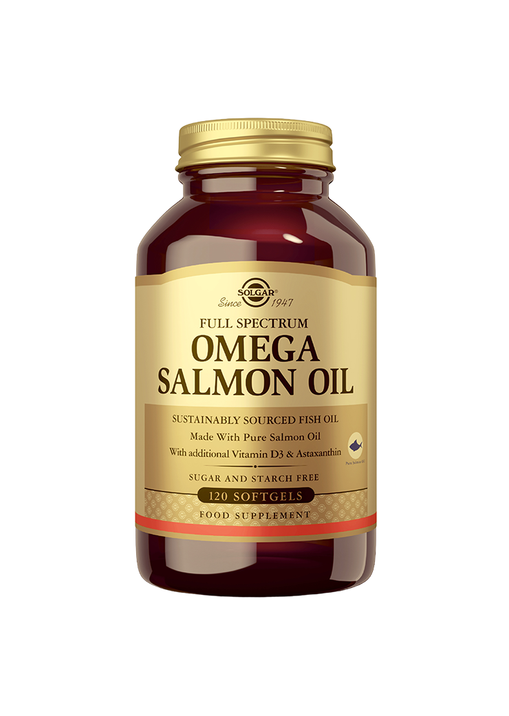 Solgar Full Spectrum Omega Salmon Oil, ruskea pullo lohiöljypehmeäkapseleille kultaisella etiketillä; pullo sylinterimäinen mustalla kierrekorkilla, pinta kiiltävä; antiikva- ja groteskitekstiä mustana painettuna kultaiseen etikettiin selkeästi; etiketissä mainitaan tuotenimi, kalaöljyn lähde, D3-vitamiini, sokeriton/tärkkelyksetön koostumus ja 120 kappaleen määrä; tuote kuvattu yksinkertaista taustaa vasten, ei ihmisiä eikä käsiä näkyvissä.