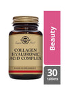 Solgar Collagen Hyaluronic Acid Complex, 30 tablettia; ruskea pullo lieriömäisellä muodolla ja kultaisella metallikorkilla; vieressä vaaleanpunainen suorakulmainen paneeli tekstillä "Beauty" lihavoiduin kirjaimin; harmaa laatikko alaoikealla osoittaa 30 tablettia; vaalea tausta, ei ihmisiä tai käsiä; kollageeni ja hyaluronihappo yhdistyvät tässä kauneusravintolisässä.