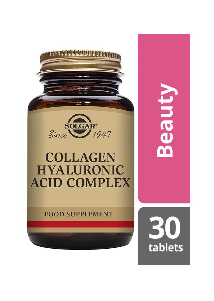 Solgar Collagen Hyaluronic Acid Complex, 30 tablettia; ruskea pullo lieriömäisellä muodolla ja kultaisella metallikorkilla; vieressä vaaleanpunainen suorakulmainen paneeli tekstillä "Beauty" lihavoiduin kirjaimin; harmaa laatikko alaoikealla osoittaa 30 tablettia; vaalea tausta, ei ihmisiä tai käsiä; kollageeni ja hyaluronihappo yhdistyvät tässä kauneusravintolisässä.