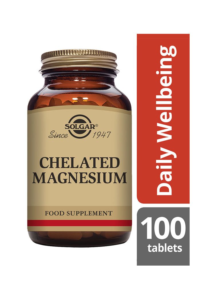 Solgar Magnesiumkelaatti -pullo, ruskea lasi, sileä meripihkanvärinen pinta, kultainen korkki; antiikva- ja groteskiteksti, "Daily Wellbeing", 100 tablettia