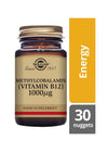 Solgar Metyylikobalamiini (B12-vitamiini) 1000 mikrog -pullo, meripihkanvärinen lasi, kultainen muovikierrekorkki, kiiltäväpinta; energian ja elinvoiman tueksi, 30 pastillia, antiikva- ja groteskiteksti beigellä pohjalla