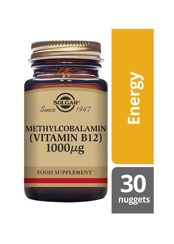 Solgar Metyylikobalamiini (B12-vitamiini) 1000 mikrog -pullo, meripihkanvärinen lasi, kultainen muovikierrekorkki, kiiltäväpinta; energian ja elinvoiman tueksi, 30 pastillia, antiikva- ja groteskiteksti beigellä pohjalla