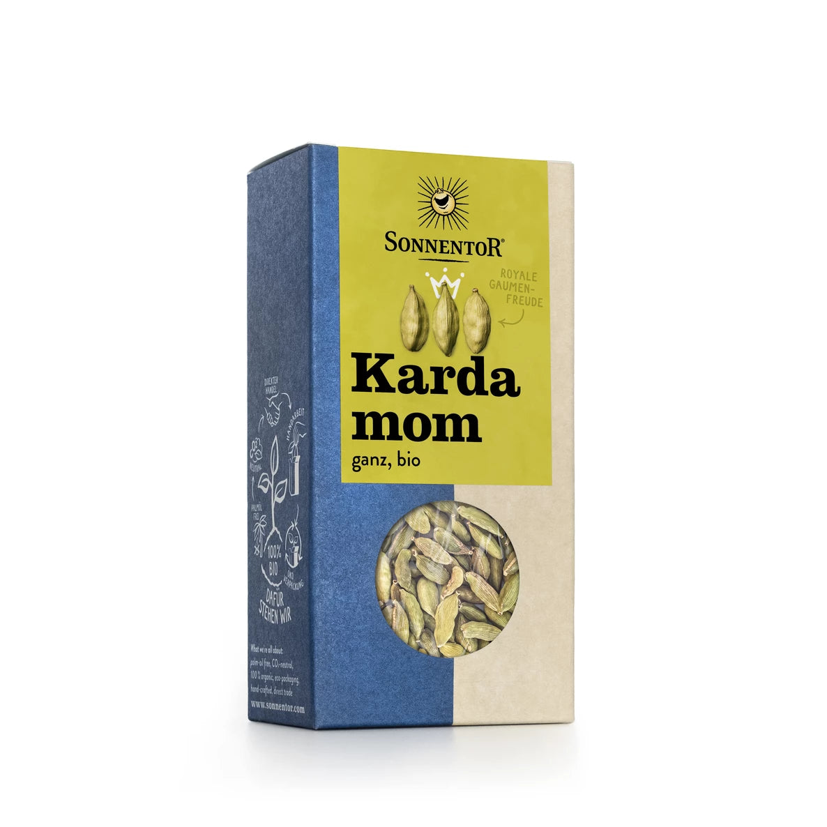 Laatikko Sonnentorin luomu-kokonaista kardemummaa esitetään vihreässä ja sinisessä mattapintaisessa pakkauksessa. Suorakulmaisessa laatikossa on kirkas ikkuna, joka paljastaa kardemummapalot sisällä. Pakkauksen etupuolella on painettu etikettiteksti: Kardamom ganz, bio. Ihmisiä tai käsiä ei näy, ja tausta on valkoinen.