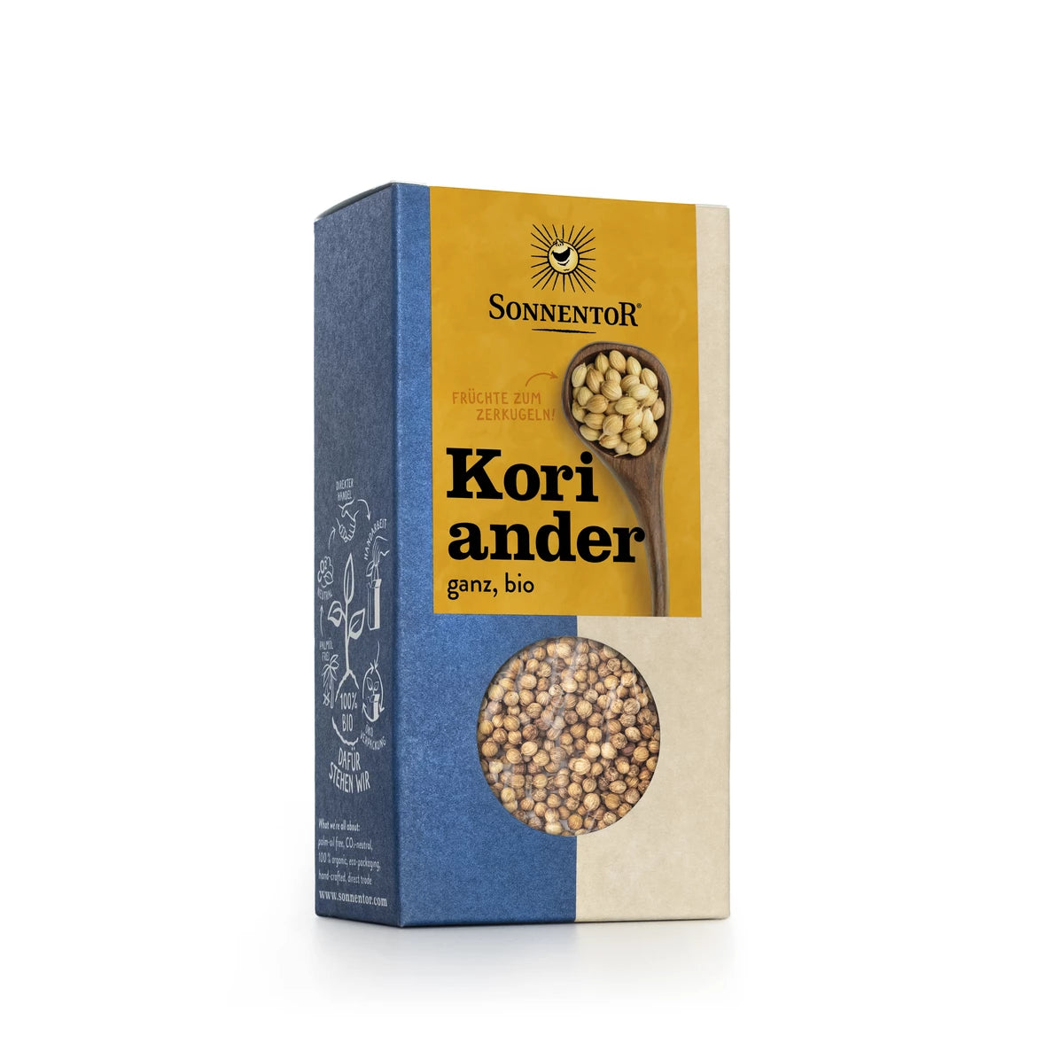 Sininen ja keltainen Sonnentor-laatikko merkinnällä Koriander ganz, bio, sisältää kokonaisia luomukorianterinsiemeniä, joissa on kirkas ikkuna ja kuva siemenistä puisessa lusikassa ympäristöystävällisessä pakkauksessa. Laatikko on suorakulmainen mattapinnalla; etikettiteksti on yksinkertaista mustaa fonttia. Ihmisiä tai käsiä ei näy. Tuote on kuvattu valkoisella taustalla suoraan edestä.