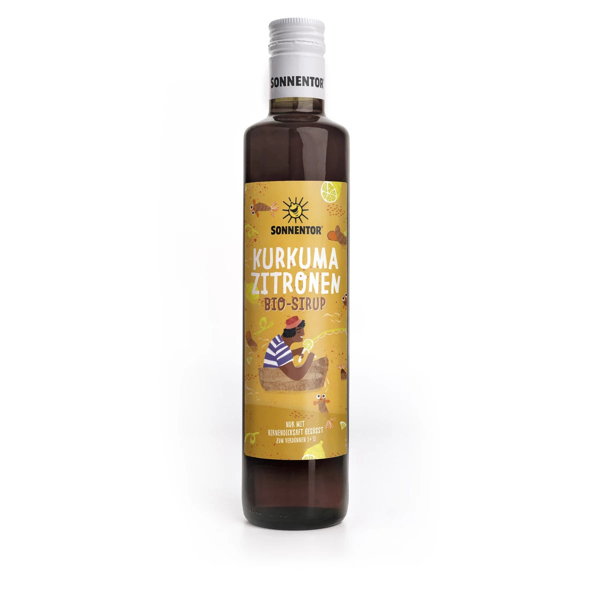 Pullo Sonnentor Kurkuma Zitronen Bio-Sirup -siirappia keltaisella mattapintaisella etiketillä, jossa on leikkisiä kuvituksia kurkumasta, sitruunoista, ihmisistä ja mausteista; etiketissä käytetään sekä pääteviivatonta että koristeellista typografiaa. Lieriömäisessä lasipullossa on valkoinen muovinen kierrekorkki. Etikettiteksti sisältää tuotenimen ja brändin. Kuva on hyvin valaistu pelkistetyllä taustalla. Ihmisiä tai käsiä ei näy.