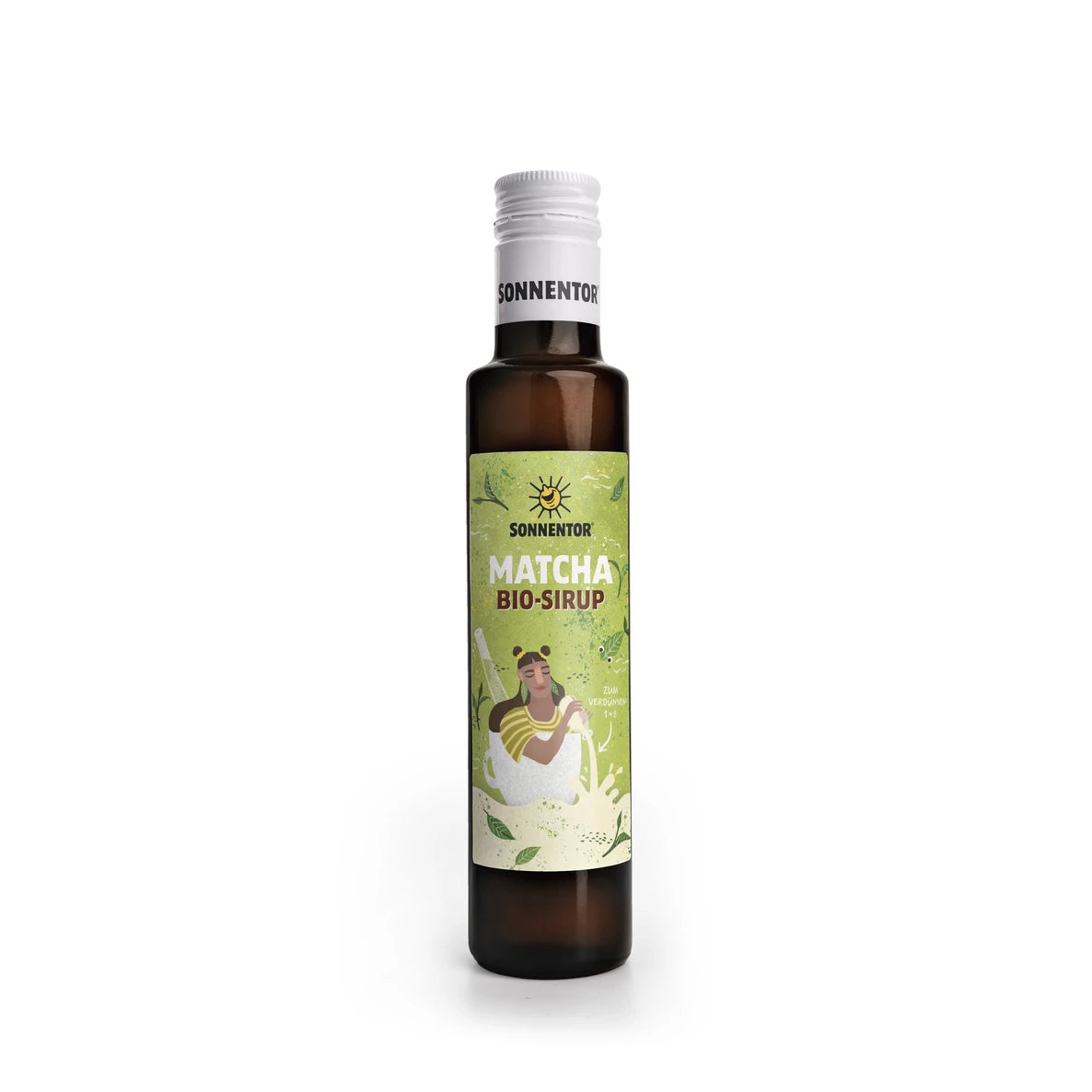 Ruskea lasipullo Sonnentor Matcha Bio-Sirup -siirappia valkoisella muovisella kierrekorkilla ja kiiltävällä vihreällä paperietiketillä. Etuetiketissä on kuvitettu nainen pitämässä kulhoa, tuotenimi Matcha Bio-Sirup ja Sonnentor-logo pääteviivattomalla fontilla. Tuote seisoo pystyssä pelkistetyllä valkoisella taustalla. Ihmisiä tai käsiä ei näy kuvassa.