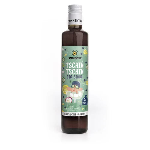 Pullo Sonnentor Tschin Tschin Bio-Sirup -siirappia, jossa on värikäs etiketti eloisin sitrushedelmäviipalein ja iloisin sarjakuvamaisin baarimikkokuvituksin. Lasipullo on pystyssä, lieriömäinen ja kiiltäväpintainen, päällä yksinkertainen valkoinen korkki. Suorakulmaisessa, vaaleanvihreässä etiketissä on leikkisää pääteviivatonta typografiaa tuotenimelle. Pelkistetty tausta; ei ihmisiä tai rekvisiittaa kohtauksessa.