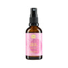 Sopo Deo & Parfum Ancient Rose; ruskea suihkepullo vaaleanpunaisella etiketillä tekstillä ”Sopo DEO & PARFUM ancient rose” valkoisella taustalla; pullo lieriömäinen muovisuuttimella ja korkilla; etiketti mattapintainen luettavalla keltaisella ja valkoisella groteskitekstillä sekä vaaleanpunaisella oksakuviolla; ei ihmisiä tai käsiä keskitetyssä tuotekuvassa.