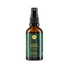 Sopo Deo & Parfum Forest Spice; ruskea suihkepullo tekstillä ”Sopo Deo & Parfum Forest Spice”, vihreä etiketti, musta muovikorkki ja pumppuannostelija; astia lieriömäinen ja mattapintainen; etiketissä yksinkertaista groteskitekstiä valkoisella vihreää taustaa vasten; pakkauskoko 50 ml; ainesosina mainittu metsäbiomi, korianteri, musta pippuri, salvia ja sypressi; ei ihmisiä tai käsiä; tausta tasainen ja neutraalisti valaistu.