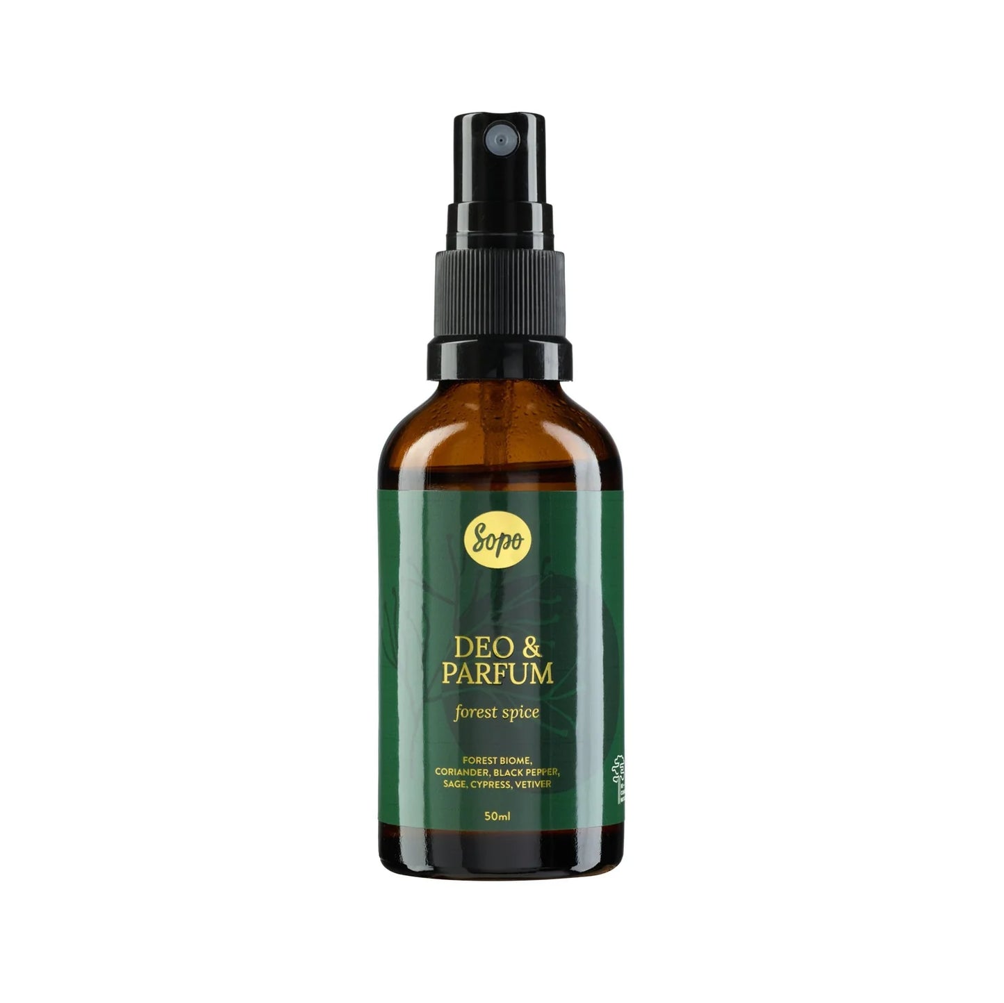Sopo Deo & Parfum Forest Spice; ruskea suihkepullo tekstillä ”Sopo Deo & Parfum Forest Spice”, vihreä etiketti, musta muovikorkki ja pumppuannostelija; astia lieriömäinen ja mattapintainen; etiketissä yksinkertaista groteskitekstiä valkoisella vihreää taustaa vasten; pakkauskoko 50 ml; ainesosina mainittu metsäbiomi, korianteri, musta pippuri, salvia ja sypressi; ei ihmisiä tai käsiä; tausta tasainen ja neutraalisti valaistu.