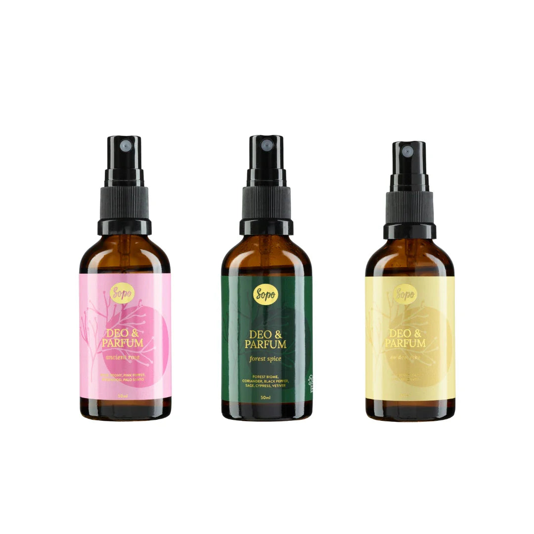 Sopo Deo & Parfum Golden Vibe; kolme ruskeaa suihkepulloa tekstillä ”DEO & PARFUM”, eloisat vaaleanpunainen, vihreä ja keltainen etiketti, aseteltuna rinnakkain valkoisella taustalla; pullot lieriömäisiä mattapintaisin ja mustin suihkekärjin; etikettiteksti lihavoidulla groteskilla; tuotekuvassa ei ihmisiä tai rekvisiittaa.