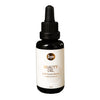 Sopo Kauneusöljy; musta tippapullo mattapinnalla ja sylinterin muodolla seisoo pystyssä; etiketissä pääosin valkoista tekstiä selkeällä modernilla fontilla, teksti "Sopo BEAUTY OIL with Forest Biome, CARROT & CURCUMIN, 30ml"; tausta valkoinen ja tasaisesti valaistu; ei ihmisiä eikä käsiä näkyvissä.