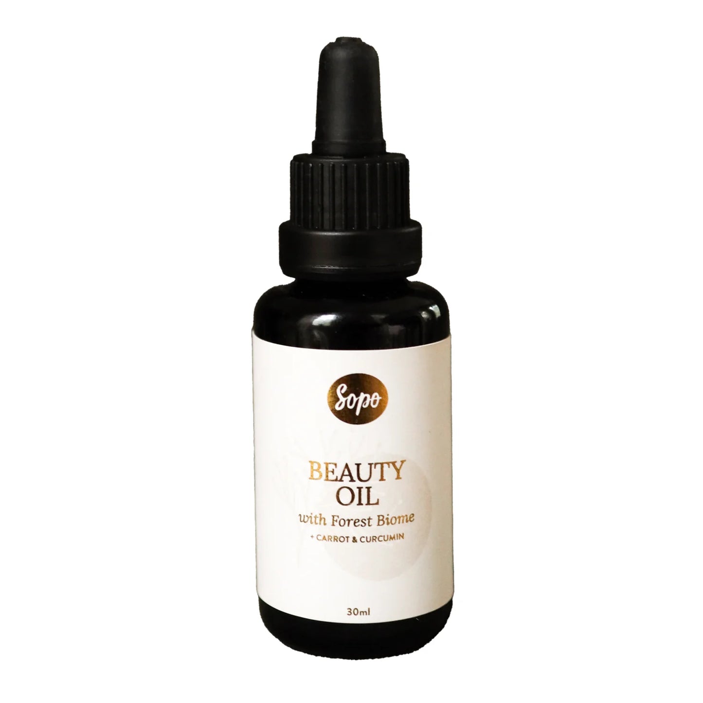 Sopo Kauneusöljy; musta tippapullo mattapinnalla ja sylinterin muodolla seisoo pystyssä; etiketissä pääosin valkoista tekstiä selkeällä modernilla fontilla, teksti "Sopo BEAUTY OIL with Forest Biome, CARROT & CURCUMIN, 30ml"; tausta valkoinen ja tasaisesti valaistu; ei ihmisiä eikä käsiä näkyvissä.