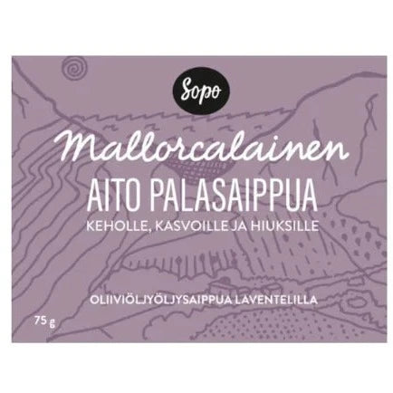 Sopo Mallorcalainen Aito Palasaippua; suorakulmainen violetti saippuapakkaus mattapinnalla nimellä "Mallorcalainen Aito Palasaippua" sekä lisäteksti käytöstä vartalolle, kasvoille ja hiuksille; pakkaus ilmoittaa 75 g oliiviöljypohjaista saippuaa laventelin tuoksulla; typografia yksinkertaista groteskia; taustalla ohutta viivakoristelua; ei ihmisiä eikä käsiä näkyvissä.