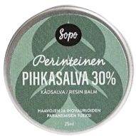 Sopo Perinteinen Pihkasalva 30%; pyöreä tölkki suomalaiselle pihkasalvalle; astia mattavihreä valkoisin ja mustin tekstein selkeällä modernilla groteskifontilla; tölkki yksinään vaaleaa, yksinkertaista taustaa vasten; ei ihmisiä eikä käsiä näkyvissä; etikettiteksti näkyvästi kannen keskellä.