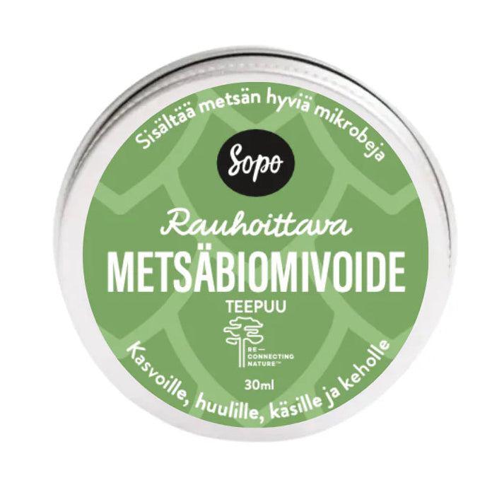 Pyöreä metallipurkki Sopo Rauhoittava Metsäbiomivoidetta, suomenkielisin merkinnöin, vihreä-valkoinen ulkoasu. Purkki on metallia mattapinnalla ja siinä on yksinkertainen typografinen etiketti. Etiketissä on tuotetietoja suomeksi, brändinimi 'Sopo' sekä merkintä 30 ml. Ihmisiä tai käsiä ei näy kuvassa. Tausta on pelkistetty, kuva todennäköisesti otettu ylhäältä.