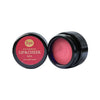 Sopo Sävyttävä Metsäbiomi Huulivoide & Poskipuna; kaksi pientä mustaa purkkia Sopo Wild Raspberry Lip & Cheek Balm -tuotetta, toisessa kansi kiinni näyttäen etiketin ja toinen avattuna paljastaen ravitsevan vaaleanpunaisen voiteen villivadelmauutteineen; muoto sylinterimäinen, pinta mattaa; etiketti valkoisella pohjalla mustin ja magentanvärisin groteskitekstein; purkit neutraalilla, saumattomalla alustalla; ei ihmisiä eikä käsiä näkyvissä, tuotekuva silmän korkeudelta.