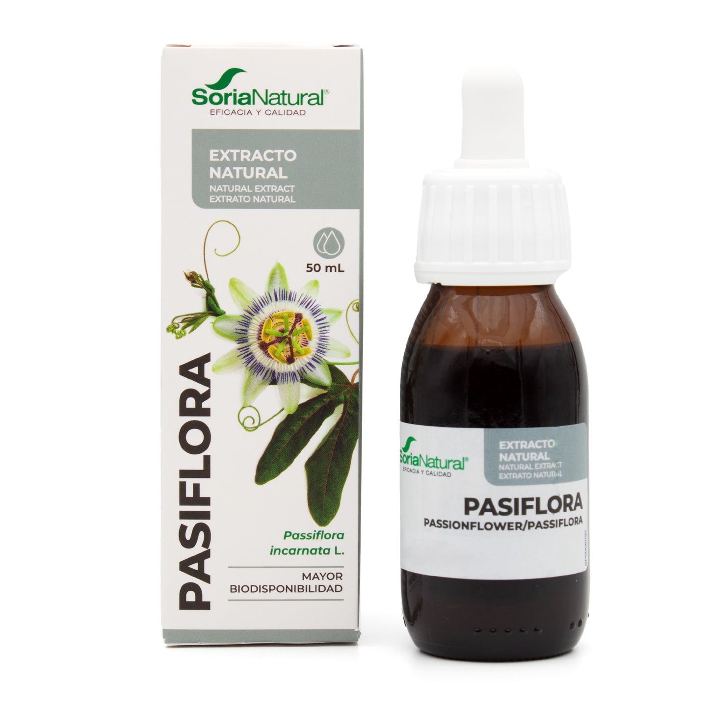 Soria Natural Kärsimyskukkauute XXI; pullo ja pakkaus Soria Natural Pasiflora-uutetta; pakkaus enimmäkseen valkoinen, painettu kärsimyskukan kuva, selkeä teksti: Extracto Natural, Pasiflora, 50 ml; ruskea lasipullo valkoisella korkilla ja vastaavalla etiketillä; molemmissa yksinkertainen groteskifontti mattapinnalla; hyvin valaistu kuva ilman ihmisiä tai käsiä, neutraali tausta.